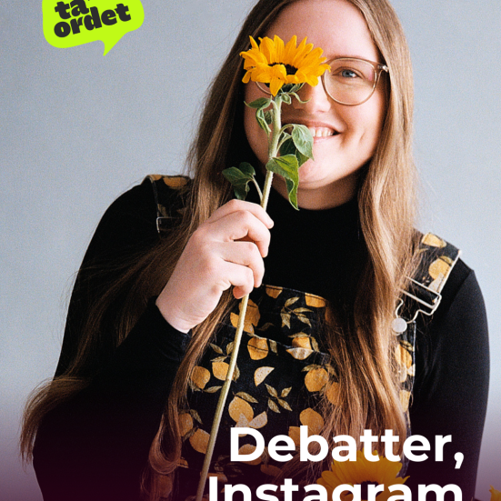 Kvinde med en solsikke i hånden