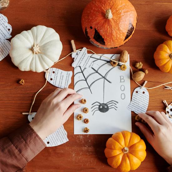 Et par hænder, der laver krea til halloween