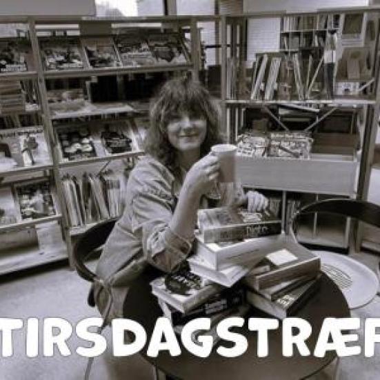 Bibliotekar med bøger og kaffe