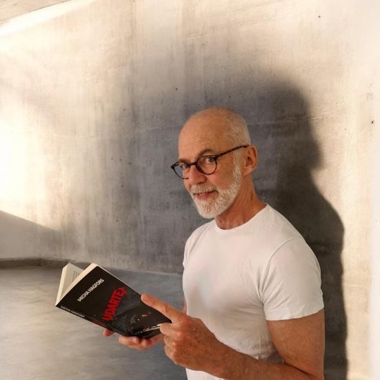 Forfatter Micha Hagfors med novellesamlingen UDARTET.