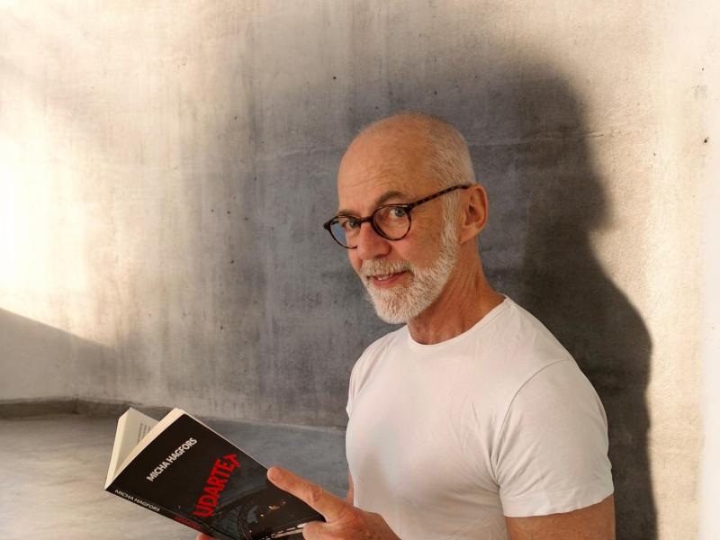 Forfatter Micha Hagfors med novellesamlingen UDARTET.